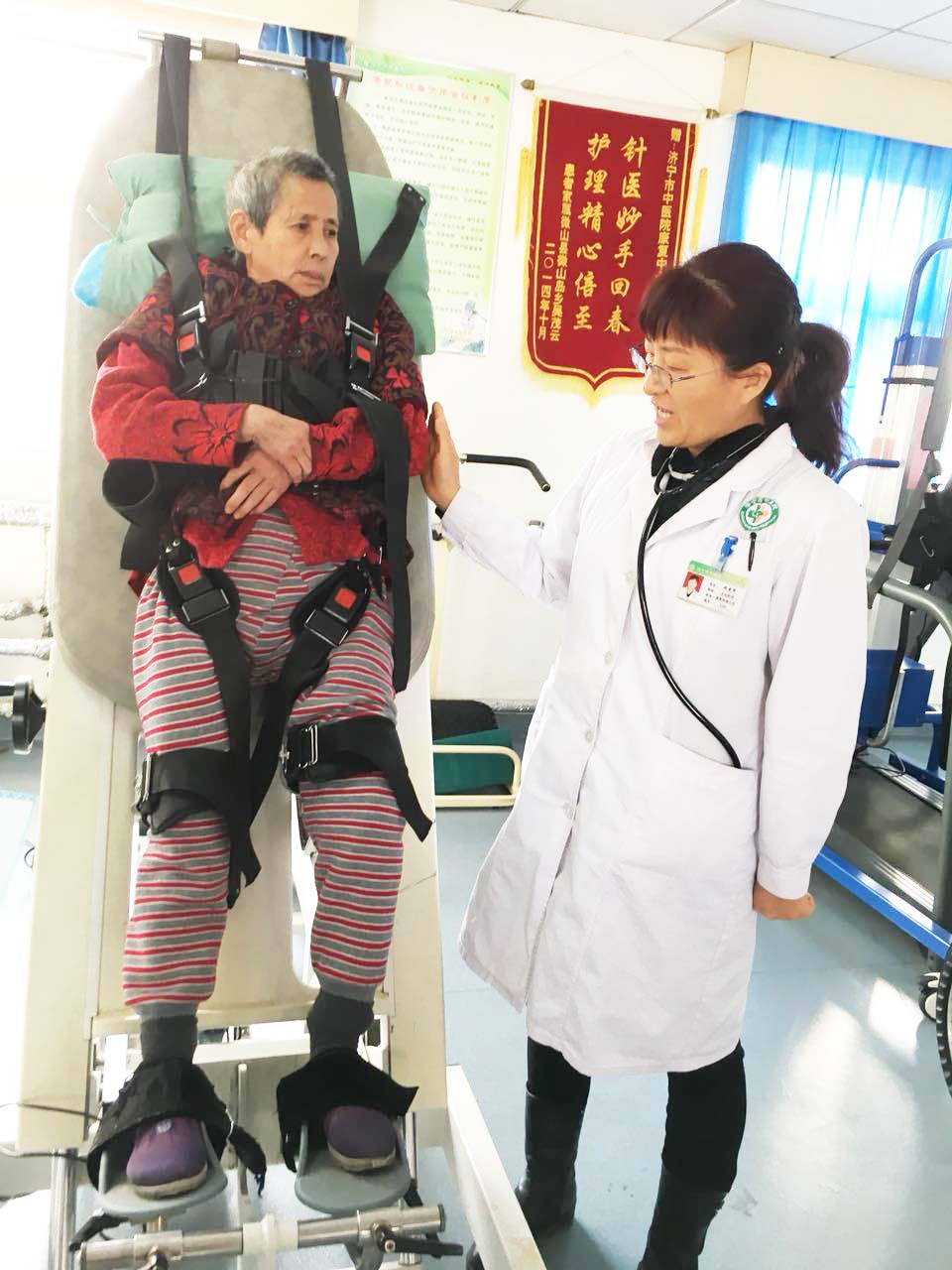 程爱军指导患者做康复训练2.jpg