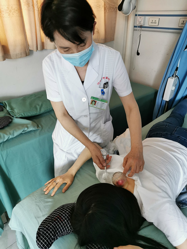 1622853752107536.jpg 王乐荣为李女士做刺络拔罐.jpg