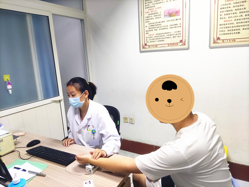 皮肤科周娜坐诊照_副本.jpg